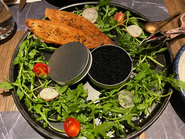 蟹肉黑魚子火箭菜沙律