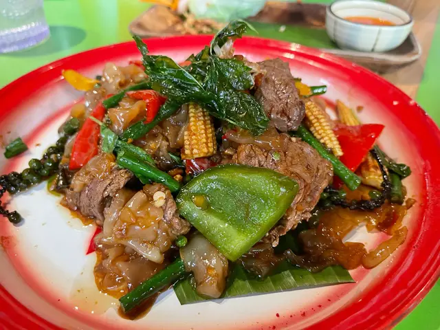 泰式芥蘭牛肉炒闊河粉