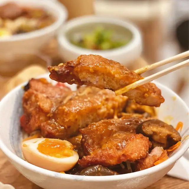 沙茶厚豚及夜市小香腸配四色乾拌麵