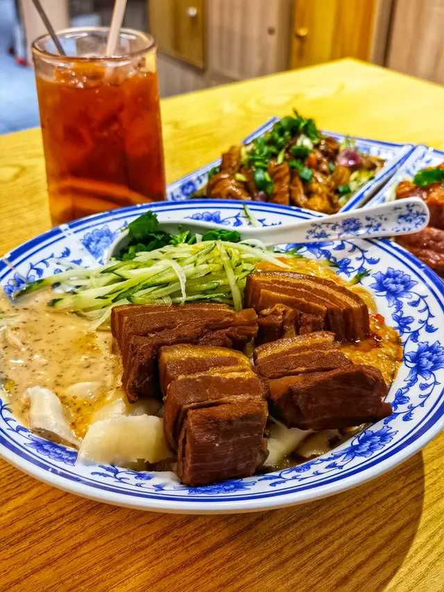 熱拌東坡肉刀削麵