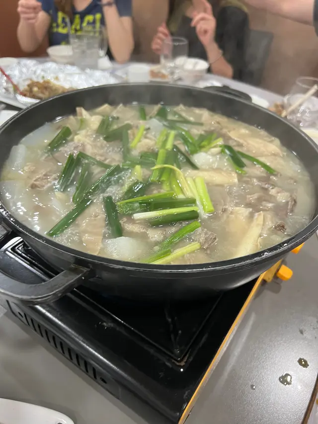 呢個係佢哋招牌菜，我開頭訂位時，啲同事話一定要叫呢款菜式！  食完終於明白，真係做得好出色，牛腩好冧，湯底好正👍🏻