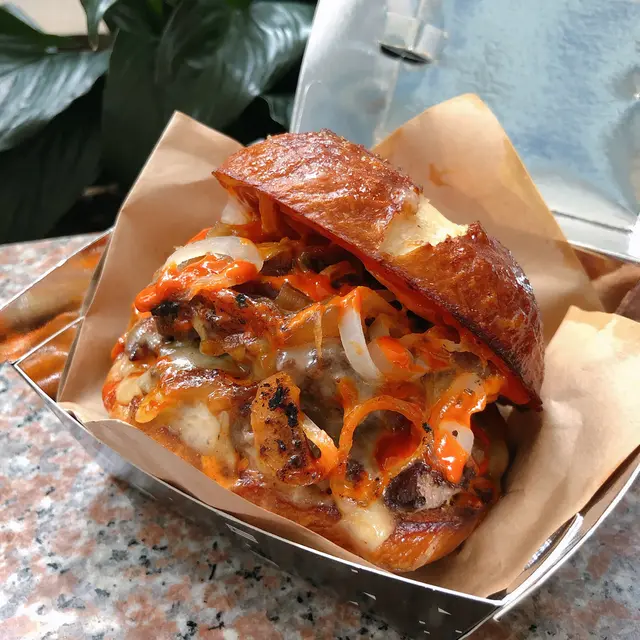 雙層陀地手打牛肉漢堡