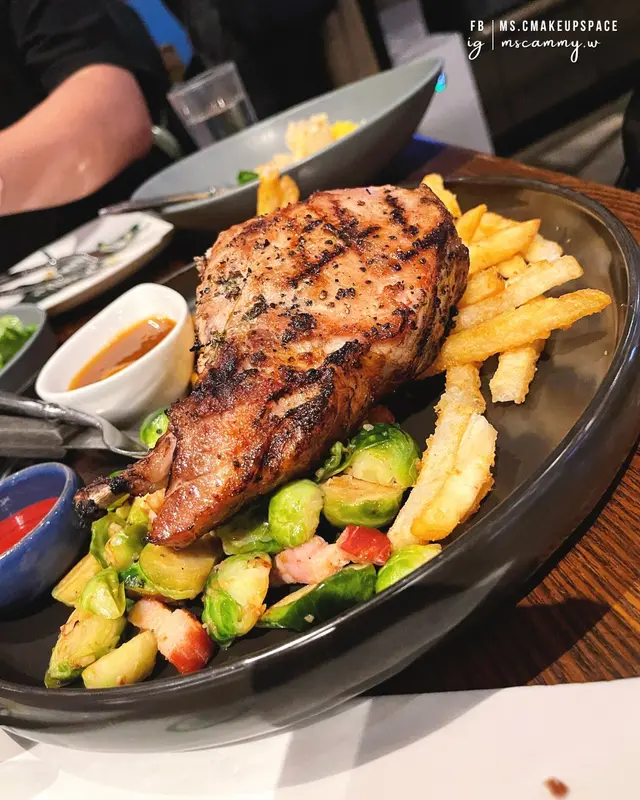  烤斧頭豬扒、煙肉椰菜仔、薯條