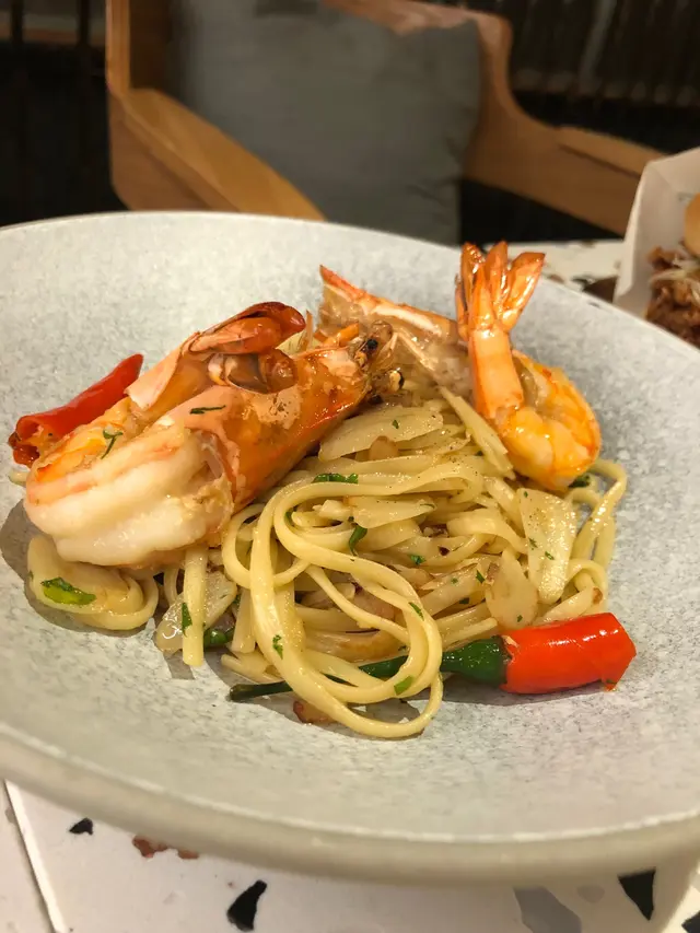 蒜香辣椒橄欖大蝦油扁意大利麵