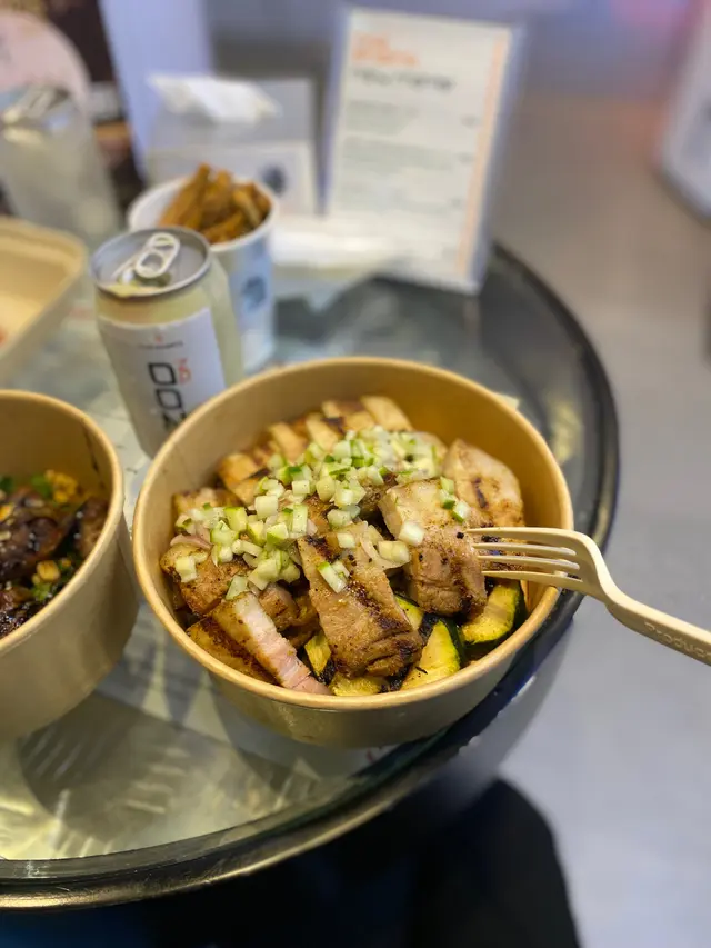 慢煮燒豬腩肉配青蘋果青瓜莎莎及椰菜花扒