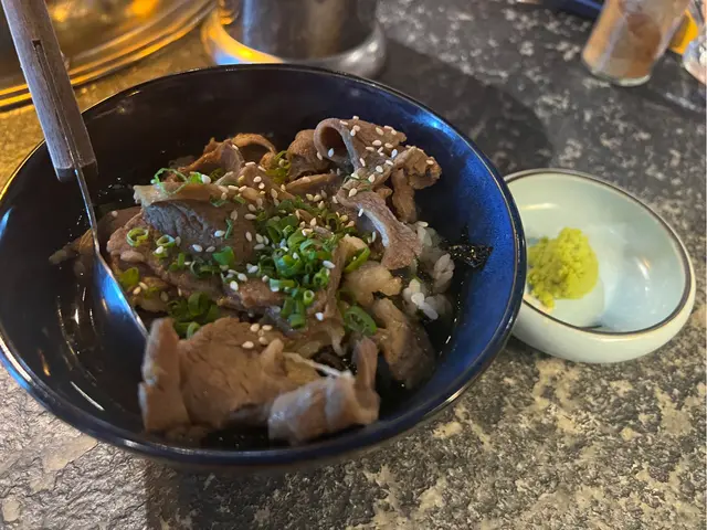 配有芥末醬，令湯味更香更清新