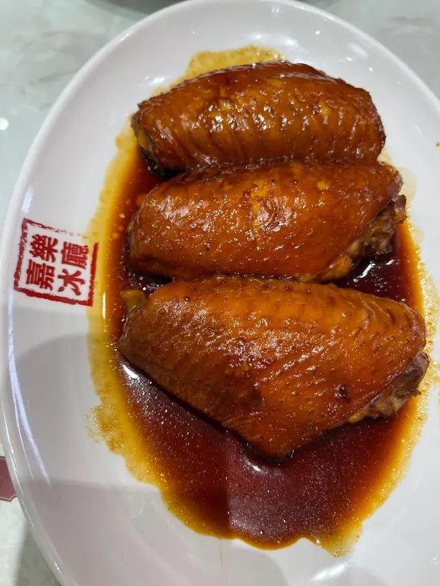 未食過呢款秘製嘅豉油皇雞翼,就唔好話自己嚟過嘉樂冰廳 !據聞係沿用有秘方豉油汁,配上啖啖肉嫩滑雞翼,好有以前讀書時代嘅味道呀!