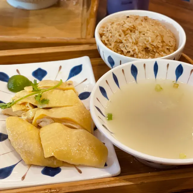 招牌海南雞飯配雞雜冬瓜湯