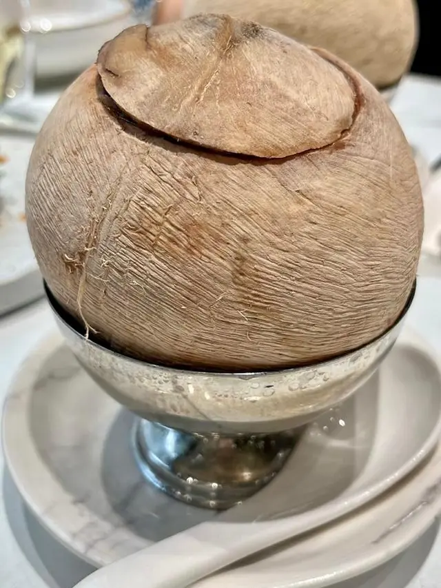 識飲一定係飲椰皇燉湯！椰皇內藏一個差唔多有成10CM長嘅花膠，仲有燉到好腍嘅雞腳，話晒都係養顏恩物，我媽同老婆立即趁熱飲返個補補佢先，相都影唔切！