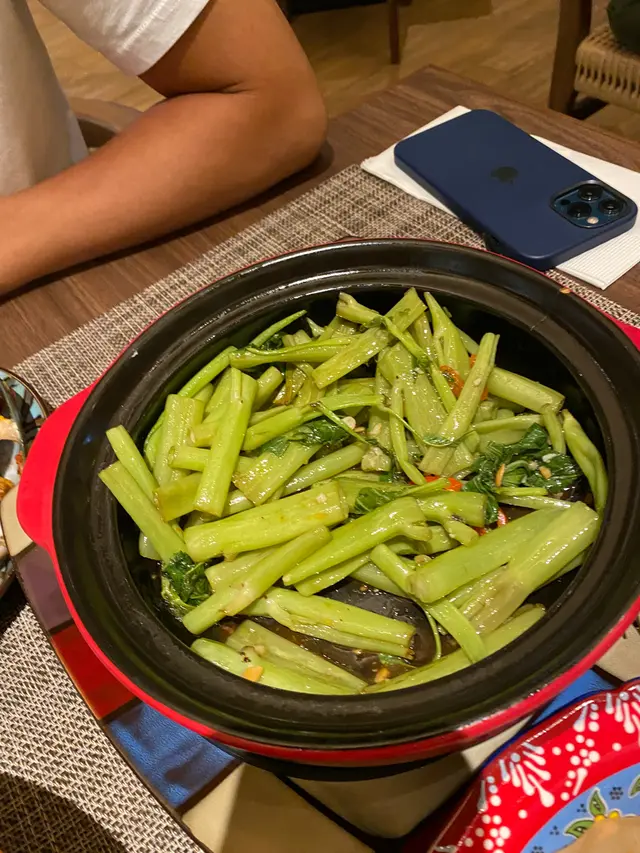 無論喺香港或者泰國曼谷華欣識嘅泰式通菜，從來都不會只有景沒有業，我問店員為什麼這樣，他們說品種不同，他們買的就是這一種通菜。