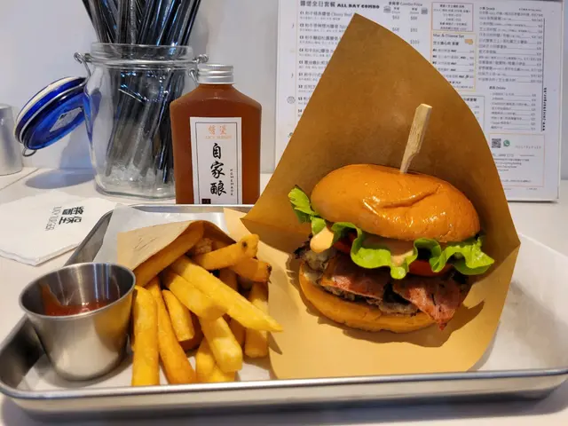 和牛煙肉芝士生菜蕃茄原味醬漢堡