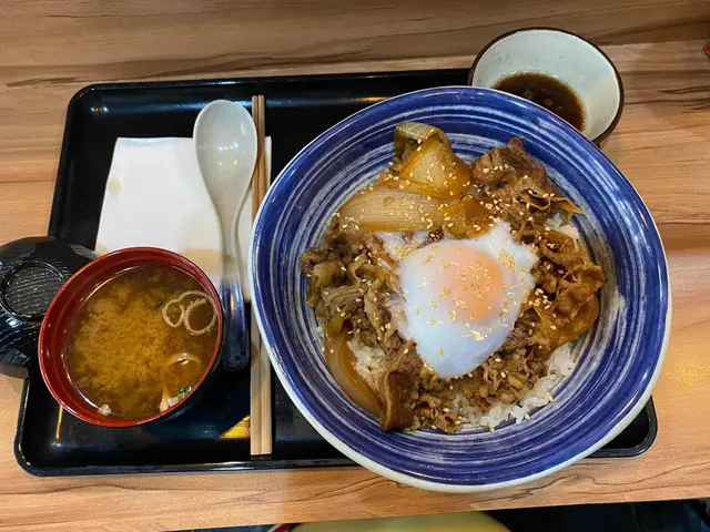 牛丼飯加左溫泉蛋，附送埋麵豉湯