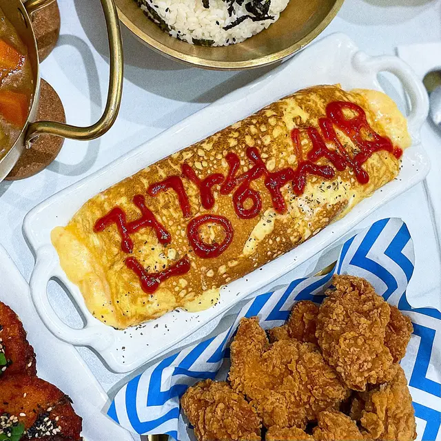 雞蛋卷上用茄汁寫上「건강하세요」，意思係身體健康💕每次都唔一樣㗎，唔知你哋食嘅時候係咩祝福句呢？