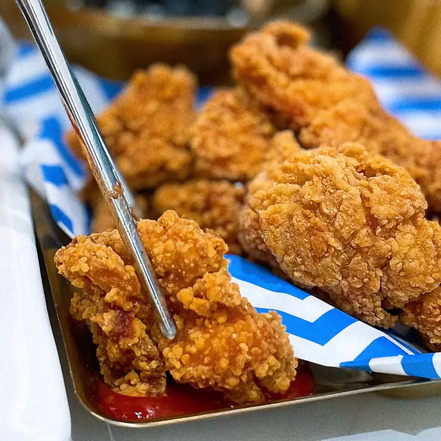 店員話一定要沾上佢哋嘅自家甜辣醬，味道鹹鹹甜甜 又有啲辣🤣味道好豐富🤤