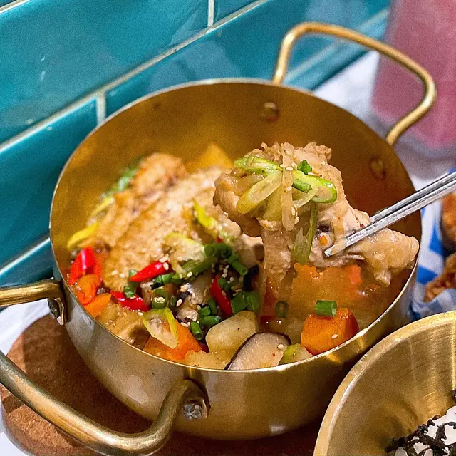 骨肉好易分離，食嘅時候好方便！肉質唔乾，雞肉好入味，配飯食一流！🍚