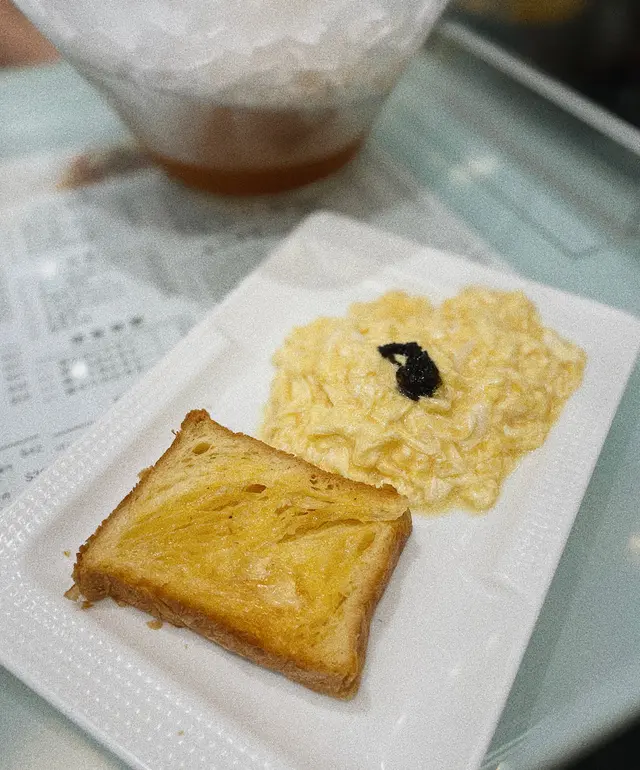 黑松露炒蛋及丹麥多士