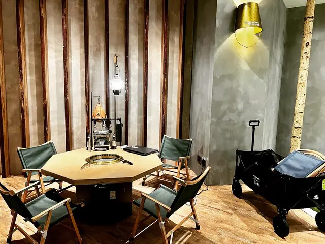 有露營櫈又有露營燈,最重要有冷氣又冇蚊😆