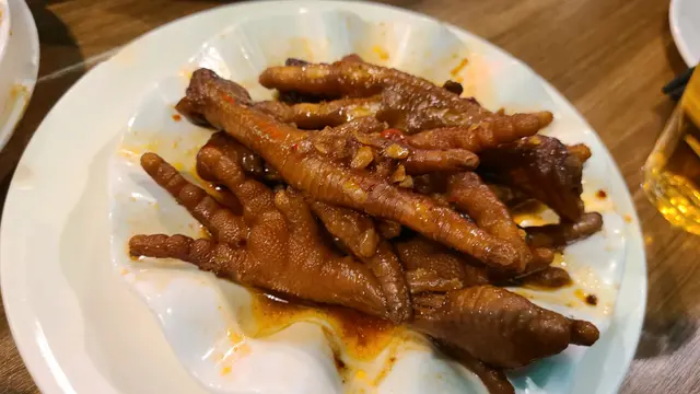 雞腳唔夠肥唔夠淋 但啲汁就好油