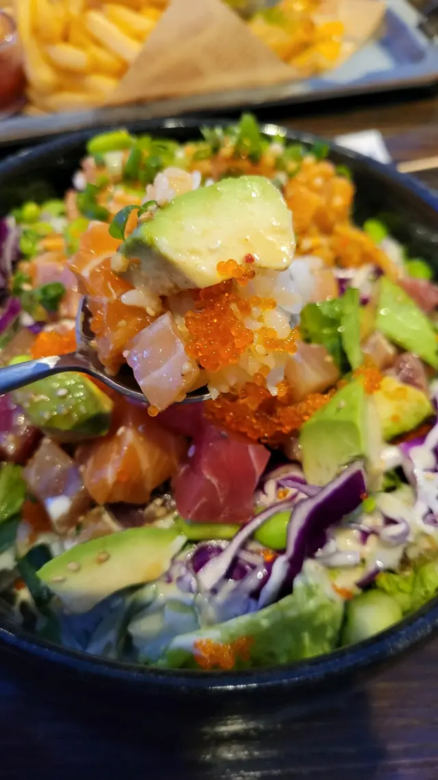 韓式辣三文魚配自家製泡菜和日式柚子牛油果刺身壽司飯