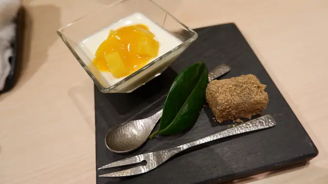 芒果牛乳布甸配黃豆粉蕨餅