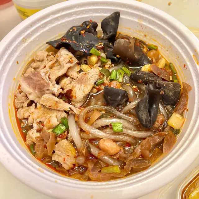 外婆酸辣湯配肥牛紅薯粉