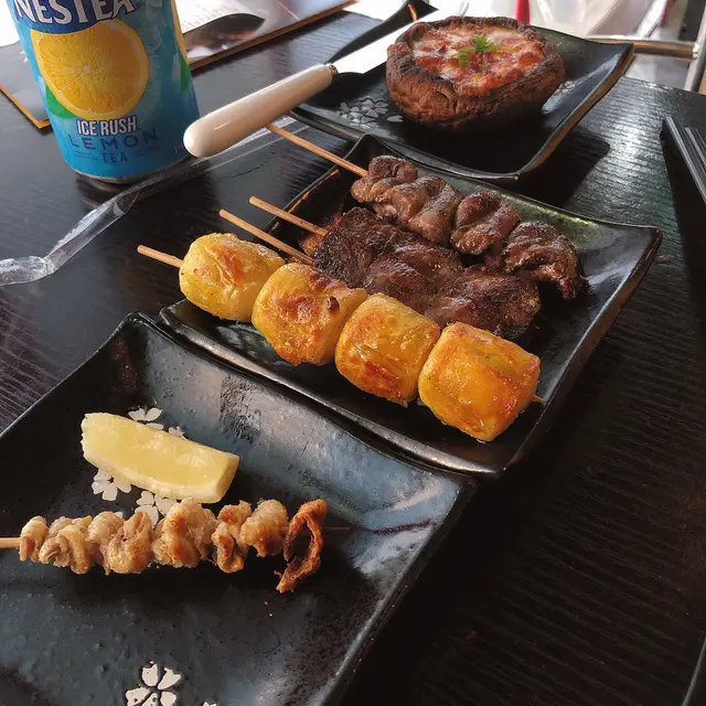 燒賣 $14、薄切牛舌 $28、日本雞皮 $26、日本雞心 $26、雙重芝士煙肉大啡菇 $44