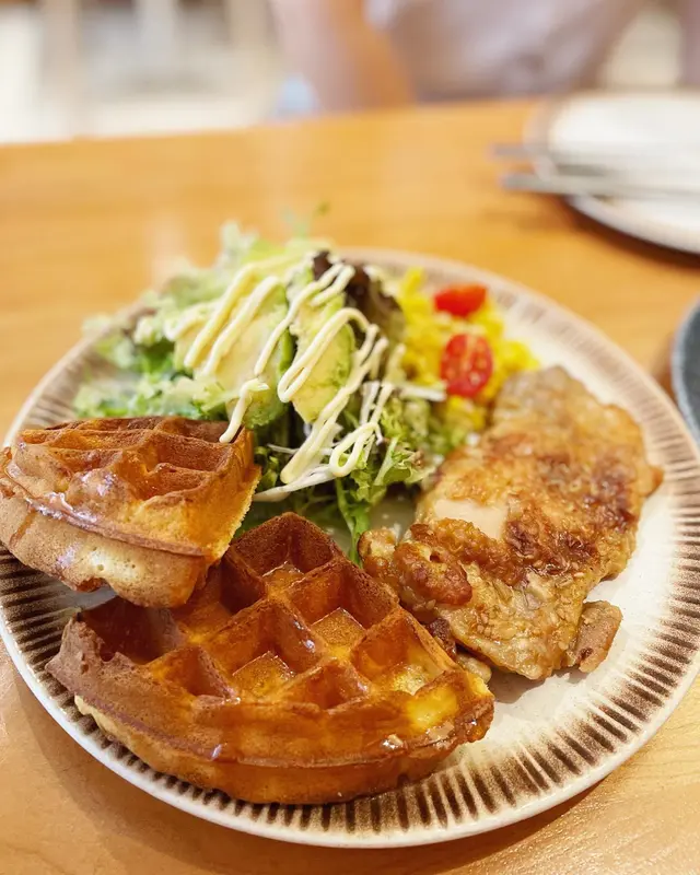 煙燻照燒雞扒牛油果配窩夫