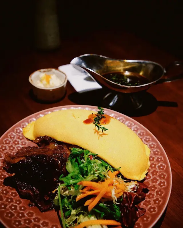 日式紅酒燉牛肉蛋包飯