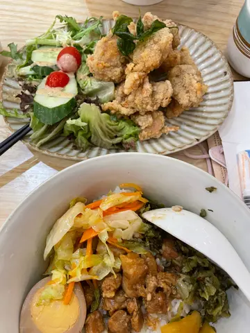 卤肉盐酥鸡饭