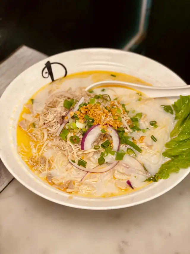 手撕雞椰汁酸湯檬粉