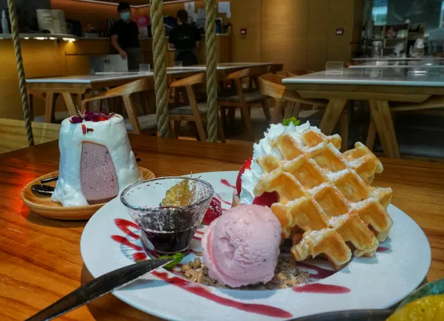 韓山什莓忌廉窩芙 配雪糕