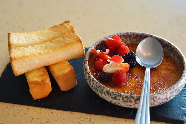 餐廳嘅熱門甜品，睇到個名已經好奇好想試，到底白腐乳配芝士焦糖燉蛋會係咩味呢？ 食落其實冇咩腐乳味但有好香濃嘅芝士味，而且比一般嘅焦糖燉蛋更加creamy😋配埋熱辣辣嘅香脆牛油多士正呀！👍🏻