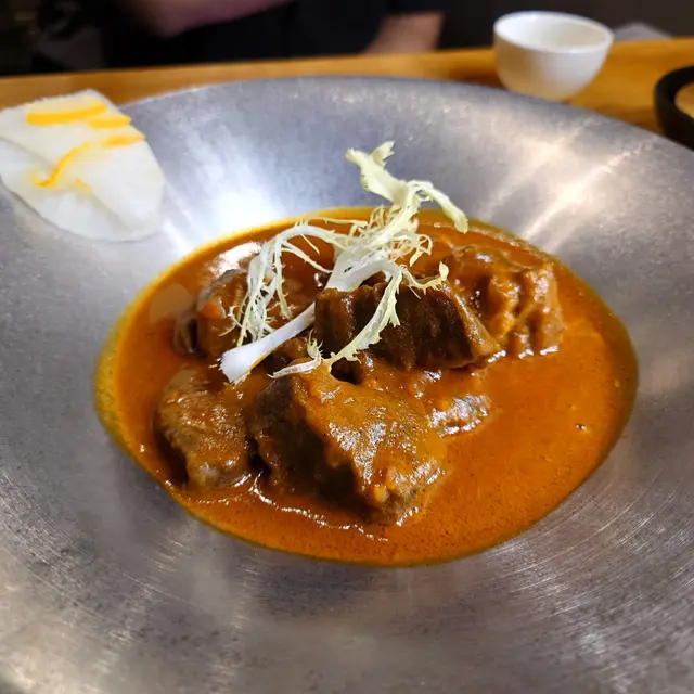 濃香帶辣 花生味重 肉夠冧
咖哩汁撈白飯好香濃
味道偏甜