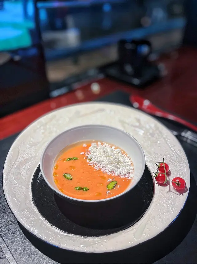 茅屋芝士入口即化，加上士多啤梨凍湯，食落去酸酸甜甜，非常開胃