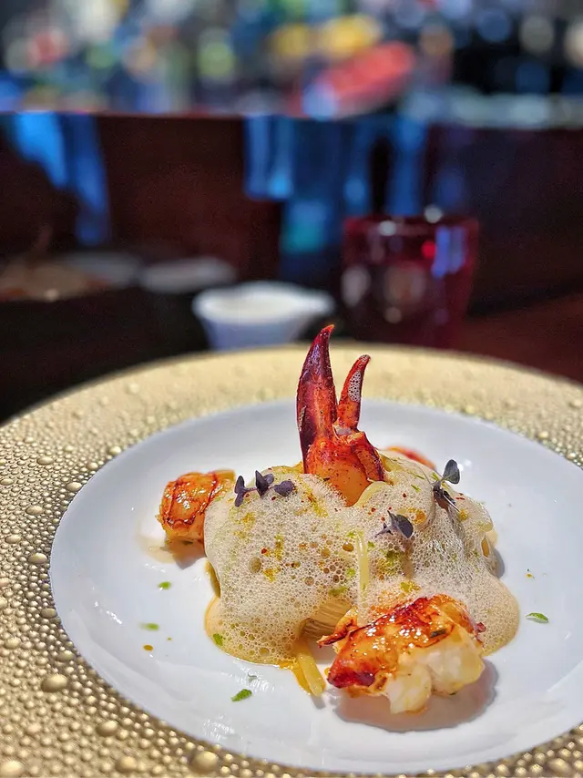 意粉煮到Al dente，咬落去彈牙，龍蝦汁有龍蝦鮮味，龍蝦肉咬落去彈牙，龍蝦肉做得比龍蝦汁出色。