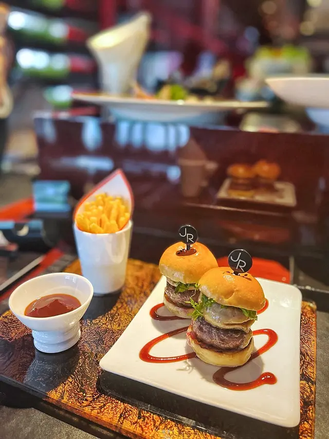 一咬落去非常香口，麵包有烘過，軟硬適中，鵝肝夠肥美，咬落去係軟嫩無筋，而且多汁牛肉係非常粉嫩。