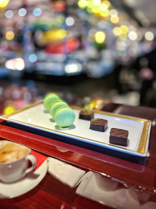 馬卡龍同咖啡朱古力都比較甜，朱古力嘅咖啡味幾重，不過馬卡龍比起朱古力更加甜。