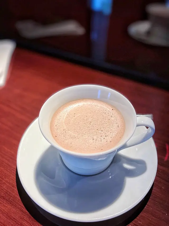 質地唔算好濃稠，飲落去飲到可可味，帶有少少甜味，不過同時有果酸味，朱古力有奶香味不過唔會太甜。