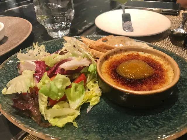 法式鵝肝焦糖燉蛋配田園沙律