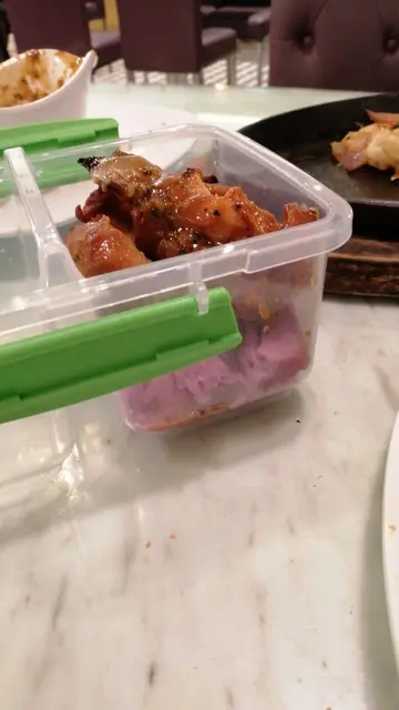 鐵板串燒脆滑雞 (紅酒磨菇汁)配野菜蒽炒薯