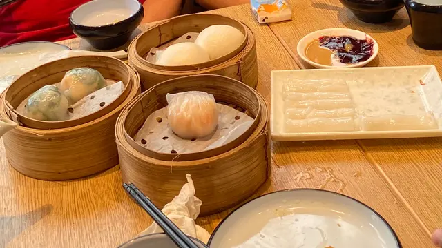 圖中有半籠蝦餃