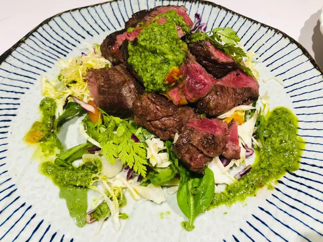 牛腹肉。呢個份量比想像中多，估佢唔到，叫左5成熟，入面keep到粉嫩唔錯。下面有d椰菜沙律墊住配左個淡淡既薄荷汁（應該係）。可能因為係沙律，牛既調味相對簡單，唔會好油膩。