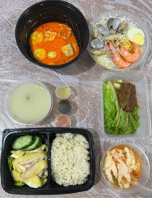 海南雞飯、海參喇沙、白雲酸辣鳳爪、沙嗲牛肉串燒