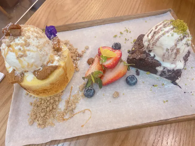 自家製布朗尼蛋糕配雲呢拿雪糕 同 蘋果金寶火炙焦糖蛋卷配雲呢拿雪糕