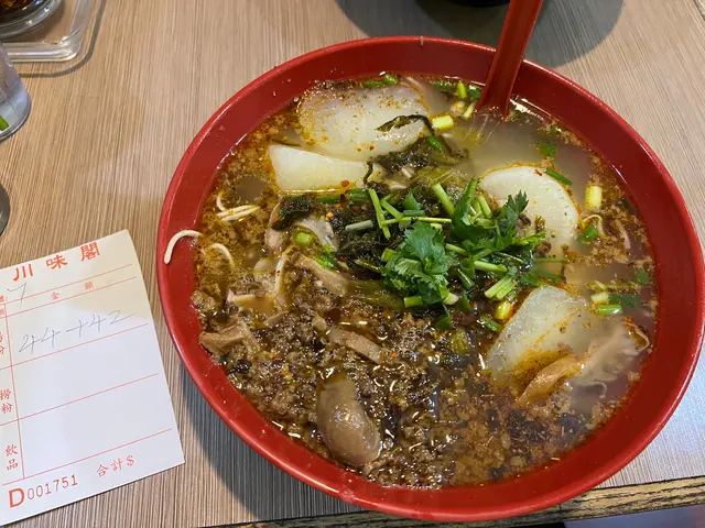 酸辣炸醬拉麵(麻酸辣小辣)加豬肚蘿蔔