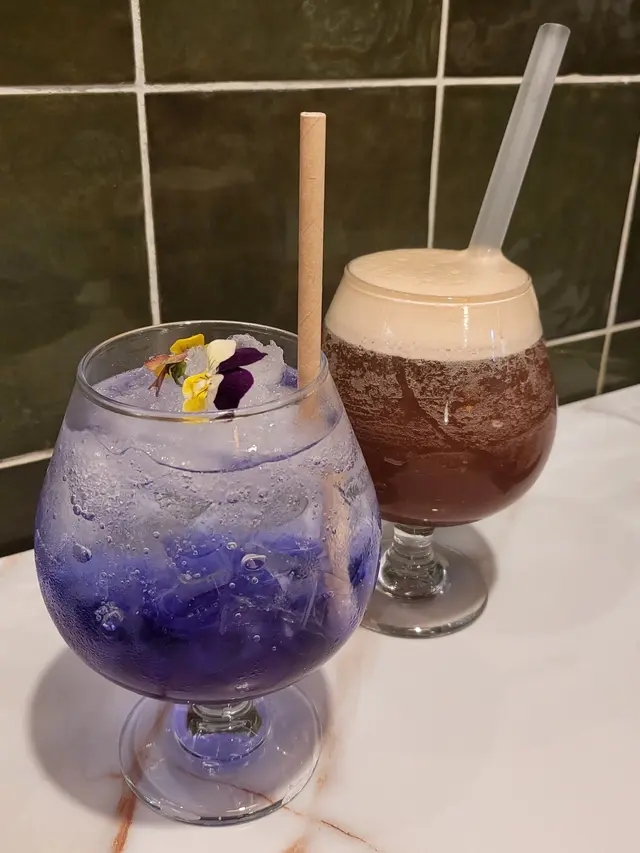 左: 手作花香斑蘭藍碟豆花茶$42 & 右:手作氮氣冷泡檸檬茶 $48