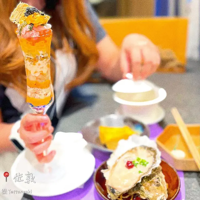 18層順序應該有(有錯請指教)👉🏻燒白飯魚脆片、黑魚子、北海道紫海膽、沖繩海葡萄、帆立貝、明太子沙律、牡丹蝦、北海道紫海膽、海膽魷魚、凍磯煮鮑魚、北歐花膠、藍鰭吞拿魚拖羅蓉、北海道粒貝、三文魚子、北海道紫海膽、北海道松葉蟹肉、北海道紫海膽、鮮海帶碎🫶🏻