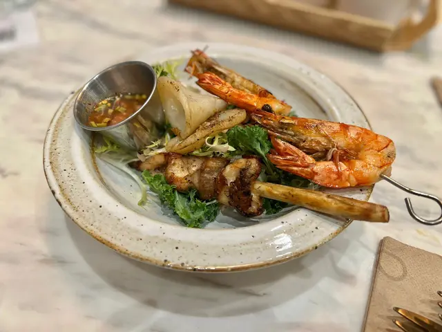 迷你炭烤串燒配泰式酸辣汁