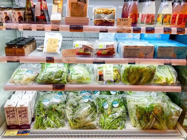 等餐期間，起店舖行左個圈見到有水耕菜同本地菜買 😮
