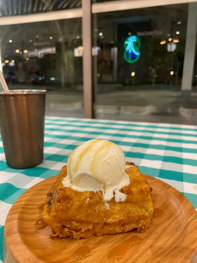 黑芝麻西多士伴雲呢拿雪糕